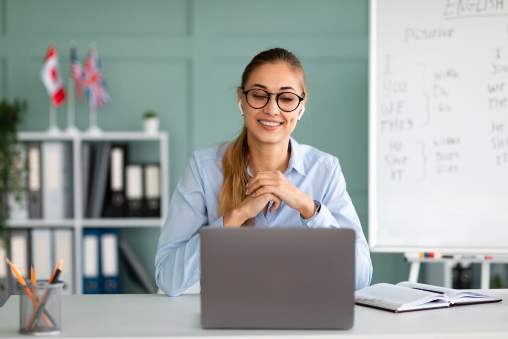 Docente di inglese al computer in un contesto di formazione professionale