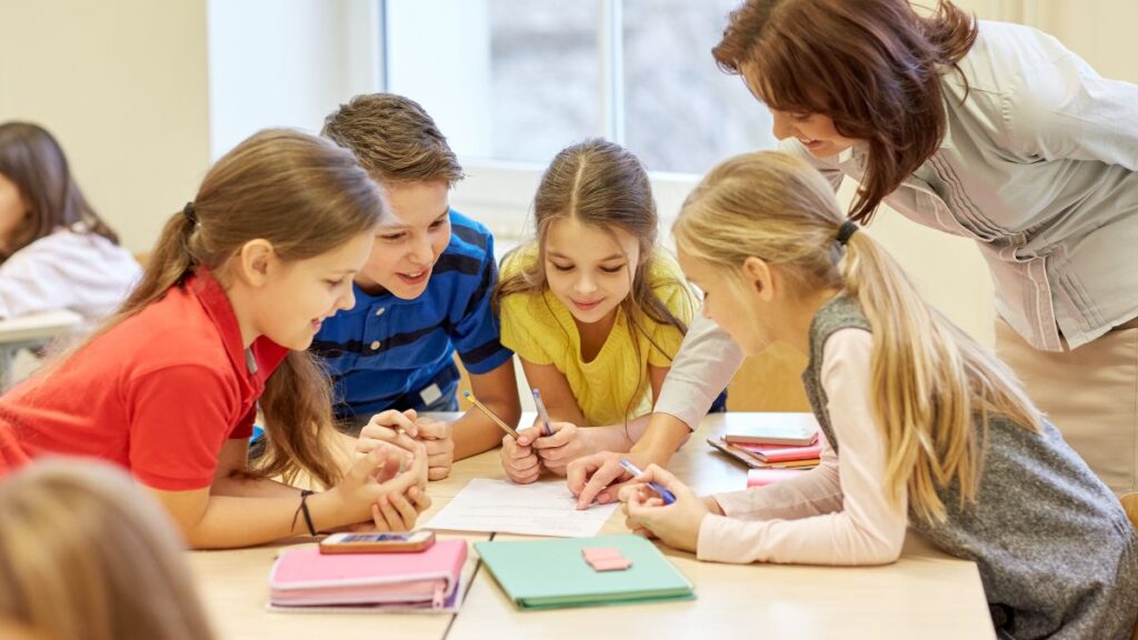 Attività collaborativa in inglese nella scuola primaria bilingue statale con docente e bambini