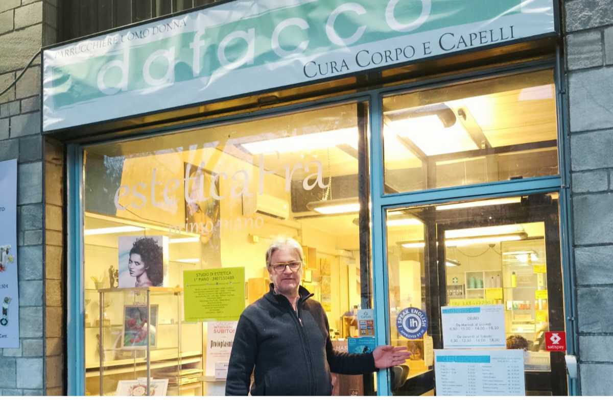 Dafacco Estetica di San Donato Milanese aderisce al progetto I speak English di International House Milano con vetrofania per l'accoglienza in inglese