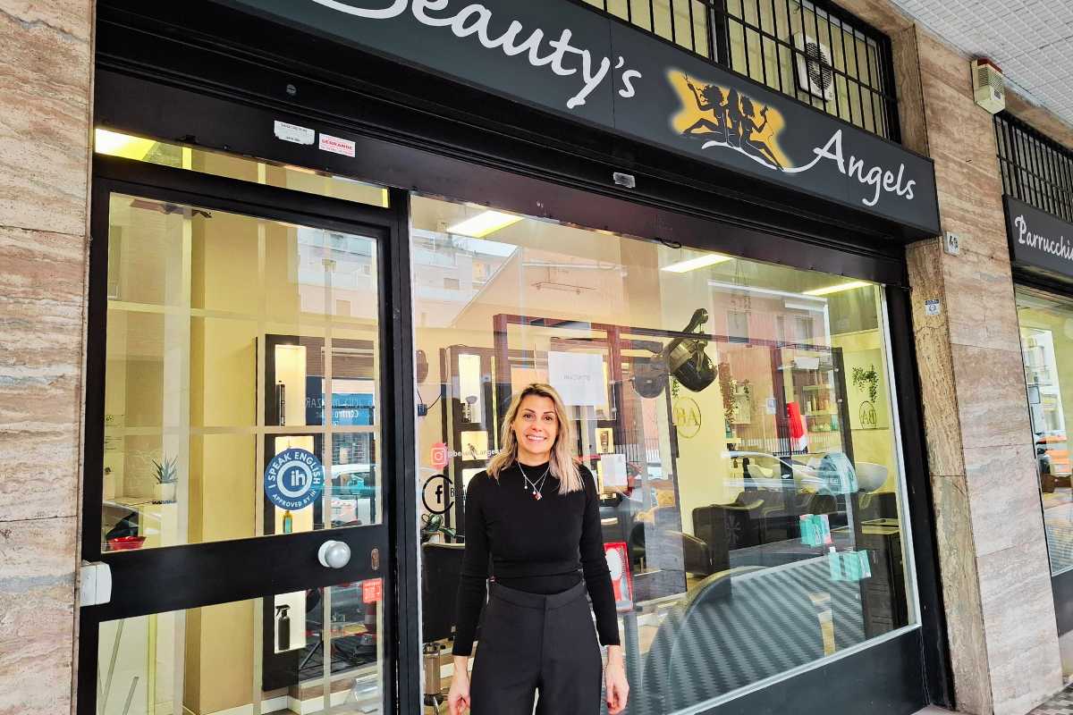 Beauty's Angels a San Donato Milanese espone la vetrofania I speak English di International House Milano per clienti internazionali
