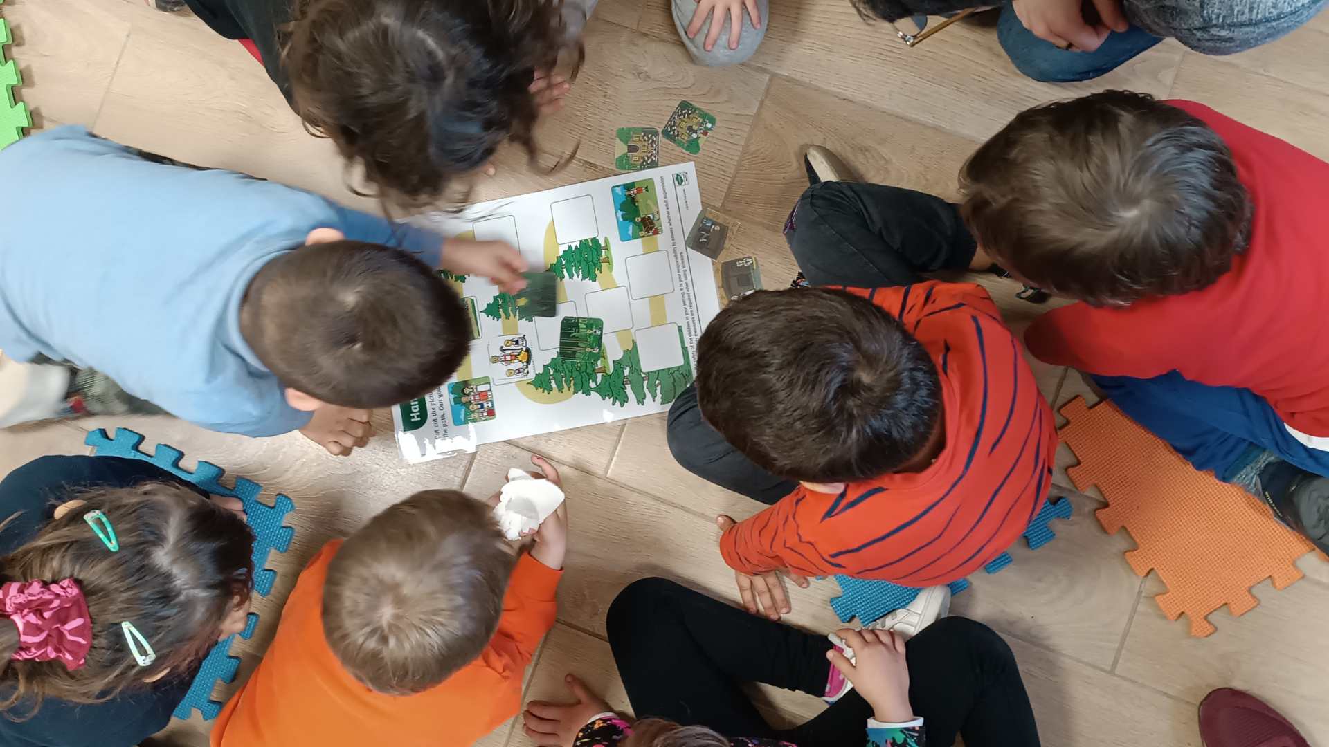 Bambini svolgono un'attività collaborativa in inglese durante l'Open Week